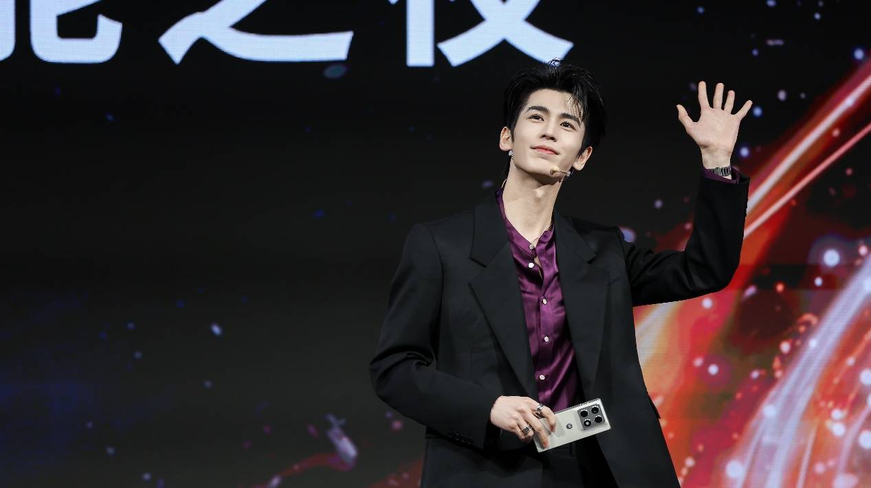 联想品牌代言人张凌赫化身“产品经理”惊喜现身,见证全场景AI终端超能时刻(图11) 联想品牌代言人张凌赫化身“产品经理”惊喜现身,见证全场景AI终端超能时刻(图11)